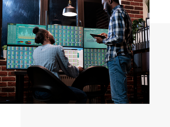 financial-analysts-near-multi-monitor